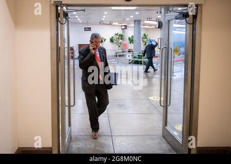 Washington, Stati di Vereinigte. 21 luglio 2021. Il senatore degli Stati Uniti Joe Manchin III (democratico della Virginia Occidentale) attraversa il Campidoglio degli Stati Uniti a Washington, DC, mercoledì 21 luglio 2021. Credit: Rod Lamkey/CNP/dpa/Alamy Live News Foto Stock