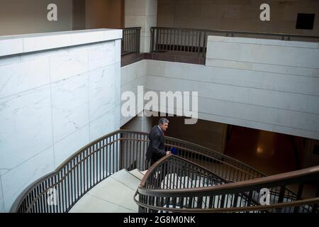 Washington, Stati di Vereinigte. 21 luglio 2021. Il senatore degli Stati Uniti Joe Manchin III (democratico della Virginia Occidentale) attraversa il Campidoglio degli Stati Uniti a Washington, DC, mercoledì 21 luglio 2021. Credit: Rod Lamkey/CNP/dpa/Alamy Live News Foto Stock