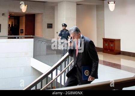 Washington, Stati di Vereinigte. 21 luglio 2021. Il senatore degli Stati Uniti Joe Manchin III (democratico della Virginia Occidentale) attraversa il Campidoglio degli Stati Uniti a Washington, DC, mercoledì 21 luglio 2021. Credit: Rod Lamkey/CNP/dpa/Alamy Live News Foto Stock