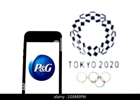 Barcellona, Catalogna, Spagna. 20 luglio 2021. In questa illustrazione fotografica viene visualizzato un logo Procter & Gamble su uno smartphone con il logo dei Giochi Olimpici di Tokyo 2020 sullo sfondo. (Credit Image: © Thiago Prudencio/DAX via ZUMA Press Wire) Foto Stock