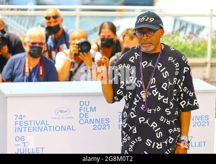 Cannes, Francia - 06 luglio 2021: Festival del Cinema di Cannes con il presidente della giuria Spike Lee al Palais des Festivals. Foto Stock