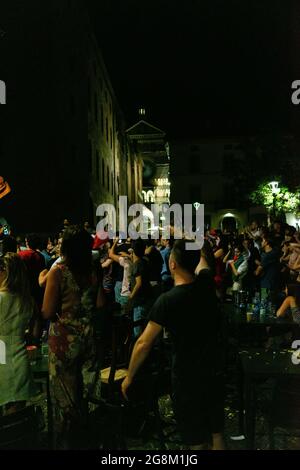 CREMONA, ITALIA - 11 luglio 2021: I tifosi di calcio inondano le strade e festeggiano la vittoria della coppa del campionato UEFA 2020 Foto Stock