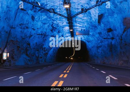 Laerdal Tunnel, Norvegia. Road on Illuminated Tunnel in Norwegian Mountains. Famoso tunnel stradale più lungo del mondo. Luogo popolare Foto Stock