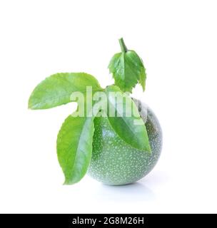 Frutti della passione isolati su sfondo bianco Foto Stock