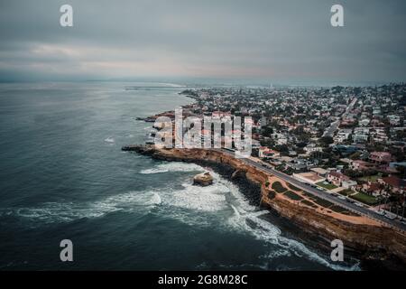 Vista aerea delle scogliere di Sunset a San Diego, California, colpo di drone Foto Stock