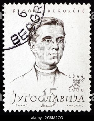 JUGOSLAVIA - CIRCA 1957: Un francobollo stampato in Jugoslavia mostra Simon Gregorcic (1844-1906), è stato un poeta sloveno e prete cattolico romano, intorno al 1957 Foto Stock