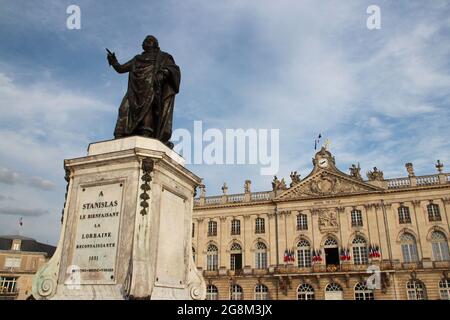 statua del re stanislas e municipio in piazza stanislas a nancy in lorena in francia Foto Stock