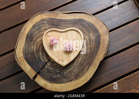 Due brigadieri di frutta rossa su una tavola di legno. Foto Stock