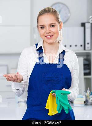 Donna di lavoro pronta per l'ufficio pendente Foto Stock