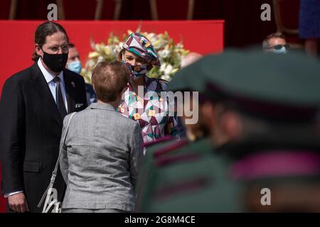 La principessa Delphine e suo marito Jim o'Hare arrivano per la sfilata militare e civile nella Giornata Nazionale Belga, a Bruxelles, mercoledì 21 luglio 2 Foto Stock