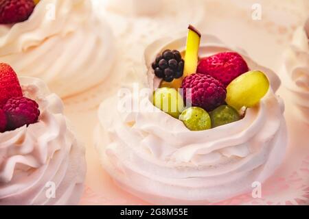 Dessert alla meringa australiano e neozelandese Pavlova con panna, meringa e frutta fresca. Deliziosa torta a base di prodotti freschi naturali. Pasticcini, p. Foto Stock