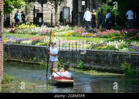 Caterbury, Kent, luglio 21 2021. Un pugno si muove lungo il fiume Stour durante il tempo caldo. le prenotazioni per i viaggi sono in aumento. Credit: graham mitchell/Alamy Live News Foto Stock