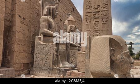 Statue di altri Egitto. Con i monumenti del tempio megaliti.. Foto Stock