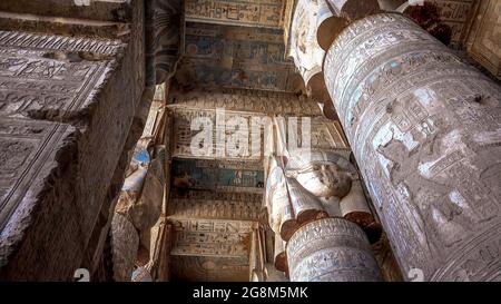 All'interno del Tempio di Hathor a Dendera vicino Luxor. Foto Stock