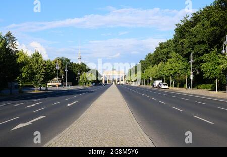 Berlino, Germania, Blick üver die Strasse des 17. Juni auf das weltberühmte Brandenburger Tor und den Fernsehturm am Alexanderplatz im Hintergrund B. Foto Stock