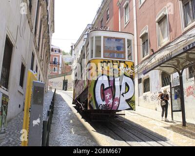 Lisboa, Lisboa Portogallo. 21 luglio 2021. (INT) movimento di persone intorno alle stazioni di Santa Apolonia e Rossio, a Lisbona. 21 luglio 2021, Lisbona, Portogallo: Movimento di persone intorno alle stazioni di Santa Apolonia e Rossio, a Lisbona, mercoledì 21. Entrambi offrono il trasporto della metropolitana e del treno. (Credit Image: © Edson De Souza/TheNEWS2 via ZUMA Press Wire) Foto Stock