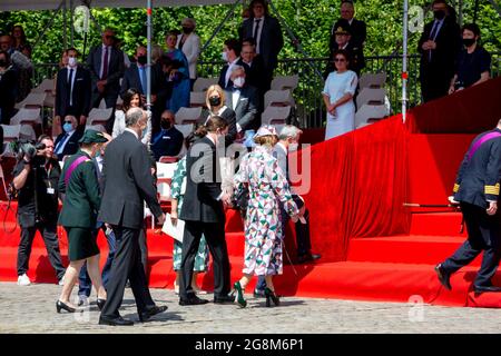 Il Principe Lorenz del Belgio, la Principessa Astrid del Belgio e la Principessa Delphine e suo marito Jim o'Hare arrivano per la parata militare e civile sulla t Foto Stock