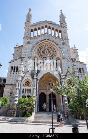 Soller, Spagna - 19 giugno 2021: Piazza principale di Soller con la chiesa del villaggio sullo sfondo Foto Stock