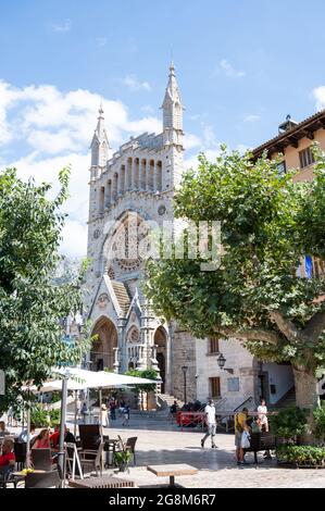 Soller, Spagna - 19 giugno 2021: Piazza principale di Soller con la chiesa del villaggio sullo sfondo Foto Stock