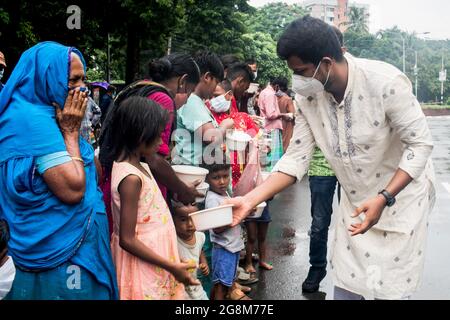 Dhaka, Bangladesh. 21 luglio 2021. Tanbir Hasan Shaikat distribuisce pranzi gratuiti tra i senzatetto vicino all'Università di Dhaka. Credit: SOPA Images Limited/Alamy Live News Foto Stock