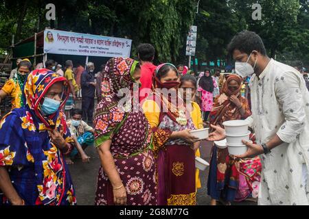 Dhaka, Bangladesh. 21 luglio 2021. Tanbir Hasan Shaikat distribuisce pranzi gratuiti tra i senzatetto vicino all'Università di Dhaka. Credit: SOPA Images Limited/Alamy Live News Foto Stock