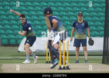 BECKENHAM, REGNO UNITO. 21 LUGLIO. Liam Trevaskis di Durham Bowls durante la sessione di addestramento e reti di Durham prima della partita della Royal London Cup con il Kent al County Ground, Beckenham mercoledì 21 luglio 2021. (Credit: Will Matthews | MI News) Credit: MI News & Sport /Alamy Live News Foto Stock