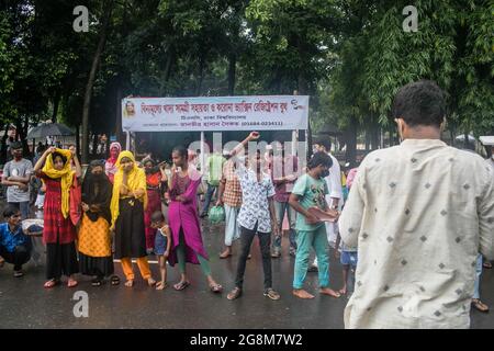 Dhaka, Bangladesh. 21 luglio 2021. I senzatetto in attesa di cibo gratuito donato da Tanbir Hasan Shaikat e dal suo team durante l'Eid al-Adha. (Foto di Sazzad Hossain/SOPA Images/Sipa USA) Credit: Sipa USA/Alamy Live News Foto Stock