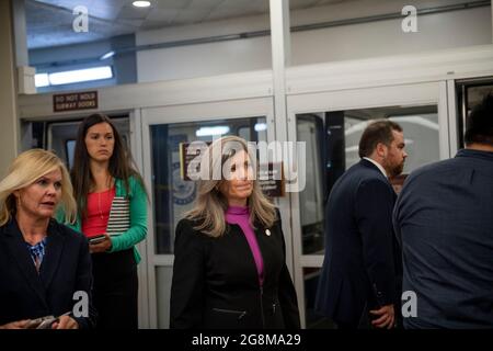 Washington, Stati di Vereinigte. 21 luglio 2021. Il senatore degli Stati Uniti Joni Ernst (repubblicano dell'Iowa) passa attraverso la metropolitana del Senato durante un voto al Campidoglio degli Stati Uniti, a Washington, DC, mercoledì 21 luglio, 2021. Credit: Rod Lamkey/CNP/dpa/Alamy Live News Foto Stock