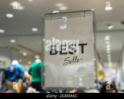 Best sellers scritto in inglese sul bordo bianco del marcatore di sfondo in un negozio di abbigliamento per la pubblicità di attirare i clienti per migliorare la vendita Foto Stock