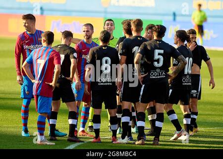 Sant Joan Despi, Spagna. 21 luglio 2021. I giocatori di Gimnastic de Tarragona si lamentano con l'arbitro durante la partita amichevole preseason tra il FC Barcelona e il Gimnastic de Tarragona allo stadio Johan Cruyff di Sant Joan Despi, Spagna. (Credit Image: © Gerard Franco/DAX via ZUMA Press Wire) Foto Stock