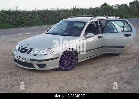 SAAB 9-5 station wagon in argento pergamena Foto Stock