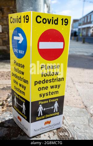 Segni di allontanamento sociale in Seahouses, Northumberland, Regno Unito. Foto Stock