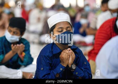 Dhaka, Bangladesh. 21 luglio 2021. Un bambino offre preghiere per celebrare l'inizio del festival musulmano Eid al-Adha o il 'Festival del sacrificio alla Moschea Nazionale di Mukarram a Dhaka. Credit: SOPA Images Limited/Alamy Live News Foto Stock