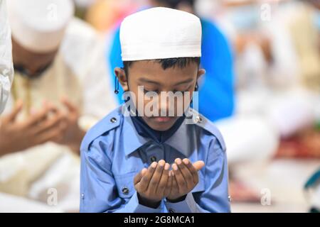 Dhaka, Bangladesh. 21 luglio 2021. Un bambino offre preghiere per celebrare l'inizio del festival musulmano Eid al-Adha o il 'Festival del sacrificio alla Moschea Nazionale di Mukarram a Dhaka. Credit: SOPA Images Limited/Alamy Live News Foto Stock