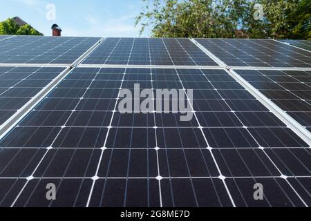 Pannelli solari su prato verde in natura. Foto Stock
