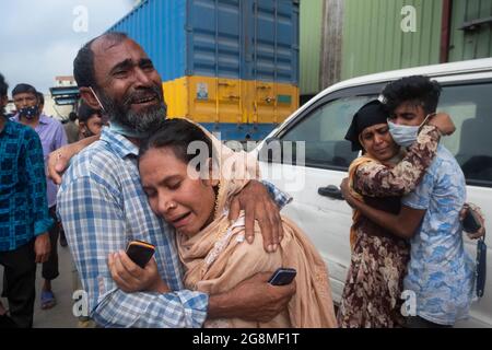 La gente è vista piangere dopo che i membri della famiglia sono morti e sono stati feriti in un fuoco mortale che è scoppiato in una fabbrica alimentare in Rupganj di Narayanganj. Più di 50 persone sono morte a causa del fuoco che ha costretto molti lavoratori a saltare per la vita dai piani superiori. Rupganj, Bangladesh. Foto Stock