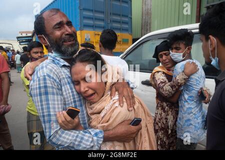 La gente è vista piangere dopo che i membri della famiglia sono morti e sono stati feriti in un fuoco mortale che è scoppiato in una fabbrica alimentare in Rupganj di Narayanganj. Più di 50 persone sono morte a causa del fuoco che ha costretto molti lavoratori a saltare per la vita dai piani superiori. Rupganj, Bangladesh. Foto Stock