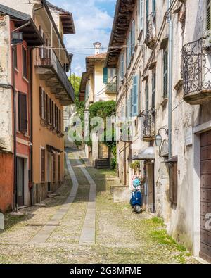 Orta San Giulio, bellissimo borgo sul Lago d'Orta, Piemonte (Piemonte), Italia. Foto Stock