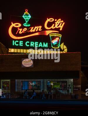 Cartello al neon Cream City Ice Cream, Crossville, Tennessee. Foto Stock