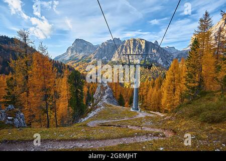 Impianti di risalita lungo la pista di sci nei pressi delle cinque Torri il monte Tofane sullo sfondo vicino alla famosa città di Cortina d'Ampezzo, montagna dolomitica Foto Stock