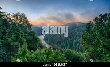 Misty Dawn sul fiume Cumberland, nel Cumberland Falls state Park, vicino a Corbin, Kentucky. Foto Stock