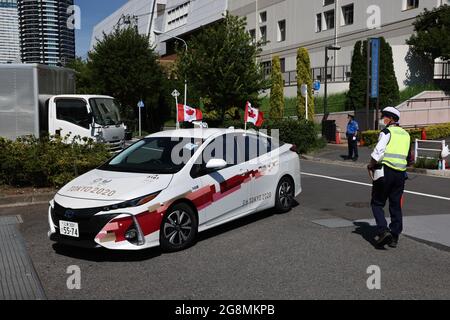 Tokyo, Giappone. 21 luglio 2021. Il veicolo designato Tokyo 2020 per la squadra canadese arriva al Villaggio Olimpico di Harumi. Solitamente il pezzo centrale dei Giochi Olimpici, il villaggio Olimpico di Tokyo 2020 ad Harumi è assicurato dietro alte recinzioni metalliche con militari e polizia in servizio di pattuglia e punti di controllo con blocchi stradali. All'interno, gli atleti e gli altri membri delle squadre olimpiche devono aderire a rigorosi protocolli per ridurre al minimo il rischio di contrarre Sars-COV-2-Coronavirus. Credit: SOPA Images Limited/Alamy Live News Foto Stock