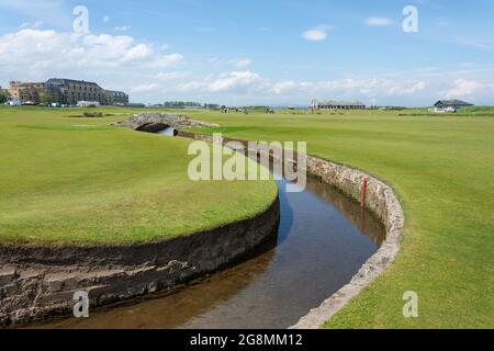 Il ponte di Swilcan sulla 18 fairway, il campo Vecchio, il Royal and Ancient Golf Club di St Andrews, St Andrews, Fife, Scozia, Regno Unito Foto Stock