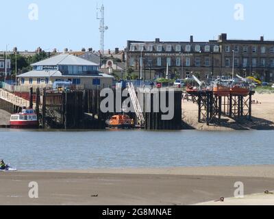 Primo piano del molo per il traghetto Fleetwood - Knott End e la stazione dei bagnini a Fleetwood sull'estuario del fiume Wyre. Foto Stock