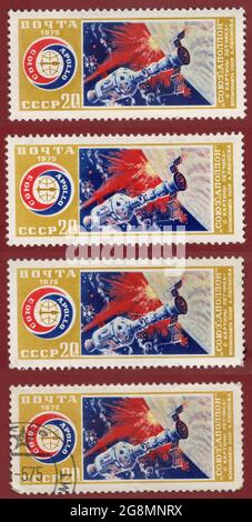 URSS - CIRCA 1975: Francobolli stampati in URSS che mostrano il volo sperimentale delle navicelle Soyuz e Apollo, intorno al 1975. Blocco timbri. Foto Stock