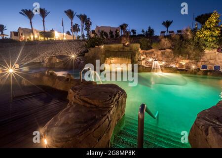 Esposizione lunga inquadratura della piscina presso il lusso di illuminazione notturna Foto Stock