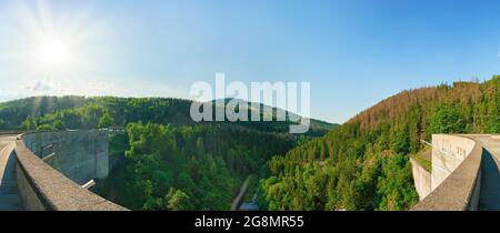 Vista panoramica di una diga in Germania in estate con cielo blu An Foto Stock