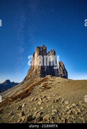 Modo Mliky oltre le Tre Cime di montagna delle Alpi, Dolomiti, Italia Foto Stock