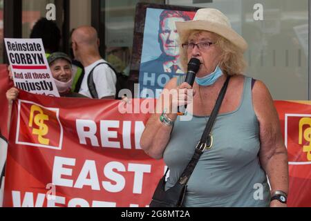 Londra, Regno Unito. 20 luglio 2021. Harriet Bradley di Bristol si rivolge ai sostenitori dei gruppi del Partito laburista di sinistra in una lobby di protesta fuori dal quartier generale del partito. La lobby è stata organizzata in coincidenza con una riunione del Comitato Esecutivo Nazionale del Partito laburista durante la quale è stato chiesto di procrimproverare quattro organizzazioni, resist, Labour Against the WitchHunt, Labor in Exile e Socialist Appeal, membri dei quali potrebbero essere espulsi automaticamente dal Partito laburista. Credit: Mark Kerrison/Alamy Live News Foto Stock