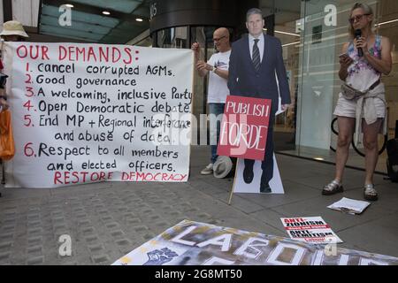 Londra, Regno Unito. 20 luglio 2021. Esther Giles, segretario sospeso di Bristol North West CLP, si rivolge ai sostenitori dei gruppi laburisti di sinistra in una lobby di protesta fuori dalla sede del partito. La lobby è stata organizzata in coincidenza con una riunione del Comitato Esecutivo Nazionale del Partito laburista durante la quale è stato chiesto di procrimproverare quattro organizzazioni, resist, Labour Against the WitchHunt, Labor in Exile e Socialist Appeal, membri dei quali potrebbero essere espulsi automaticamente dal Partito laburista. Credit: Mark Kerrison/Alamy Live News Foto Stock